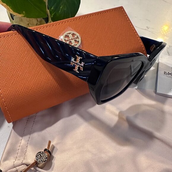 NWT! NEW! Tory Burch Kira Oversized Geometric Sunglasses -Tran Navy /Dark Blue - Picture 8 of 8